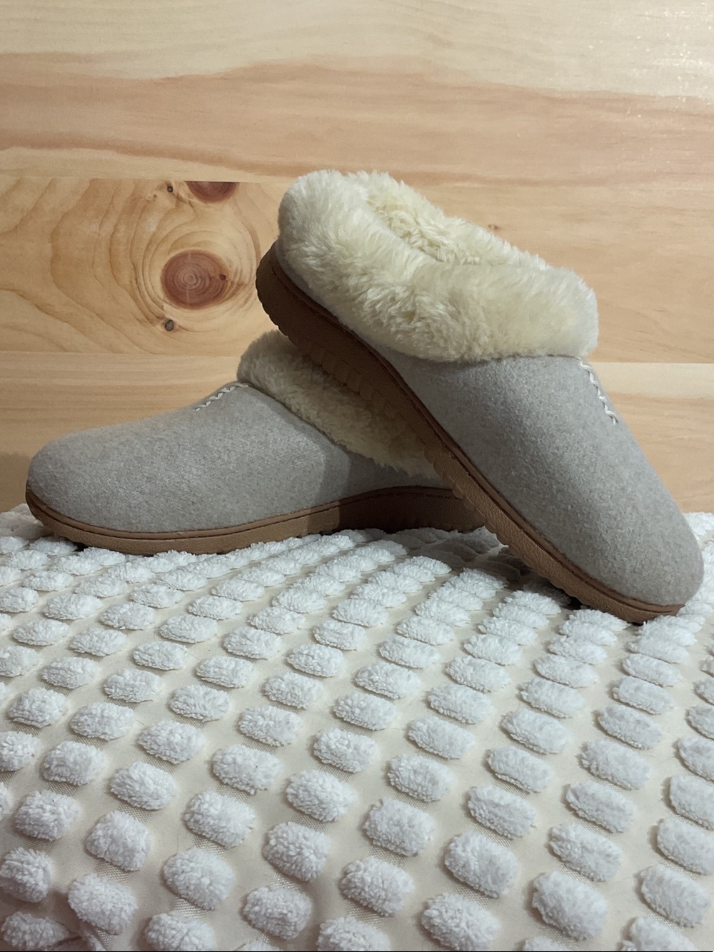 Dearfoams Cozy Cream Fur-Lined Women's Slip-On Slippers size L women’s 9-10